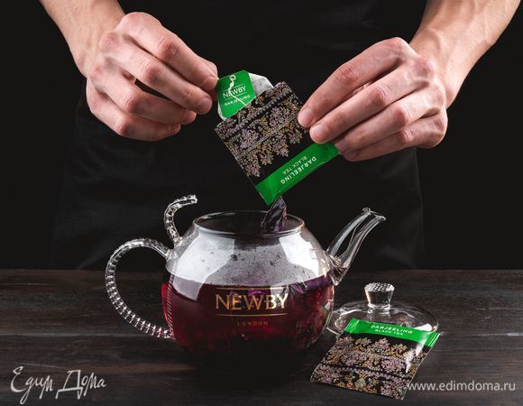 Опустите в заварник 2 пакетика чая Newby «Дарджилинг» и оставьте настояться на 5 минут.<br />
 