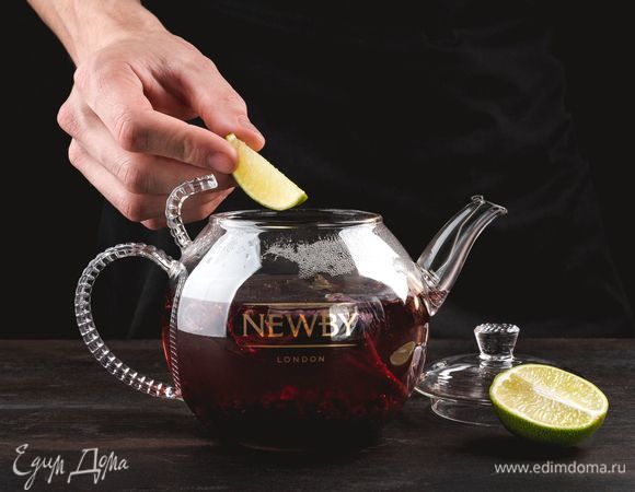 Далее достаньте чайные пакетики, добавьте в заварник лайм.