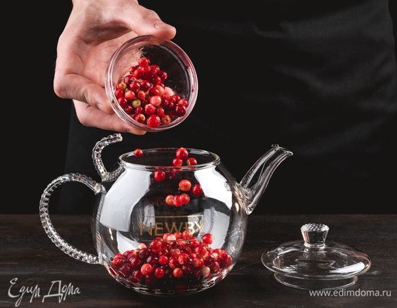 В заварник положите свежую или замороженную бруснику и клюкву.<br />
 