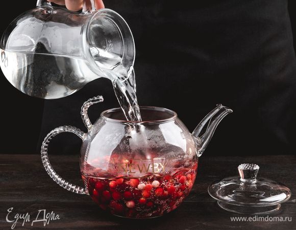 Очищенную воду вскипятите и залейте ее в заварник.<br />
 