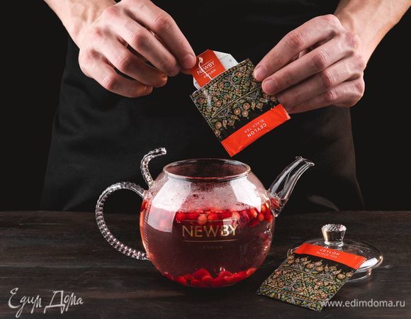 Также поместите в заварник 2 пакетика чая Newby «Цейлон» и оставьте настояться на 5–7 минут.<br />
 