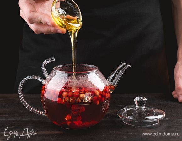 Достаньте из заварника чайные пакетики, добавьте жидкий мед.