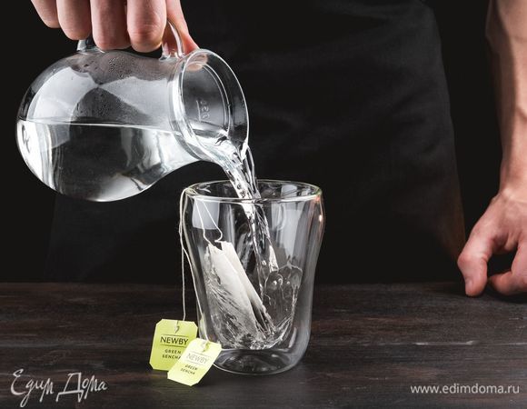Вскипятите очищенную воду. 2 пакетика чая Newby «Зеленая сенча» поместите в чашку и залейте 100 мл кипятка, дайте настояться 5 минут.<br />
 