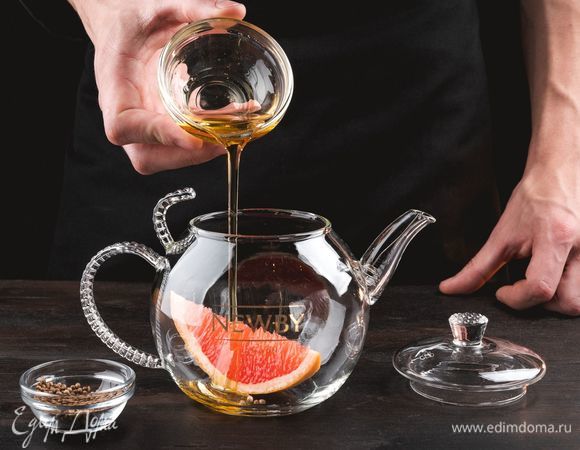 В заварник положите дольки грейпфрута, добавьте сироп агавы и зернышки кардамона.<br />
 