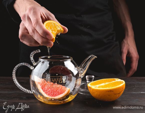 Выжмите апельсиновый сок.