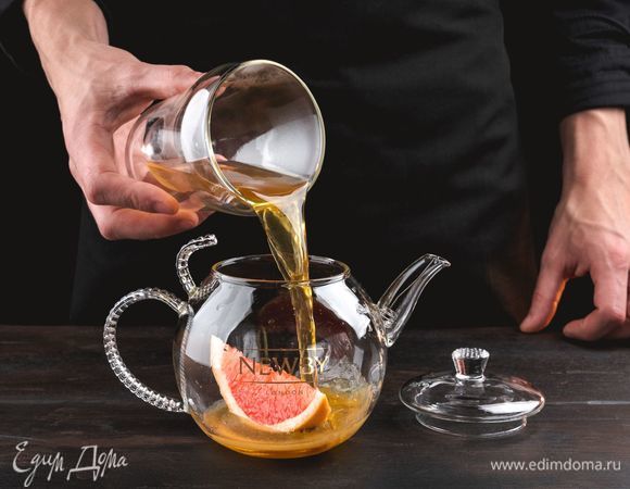 Добавьте в заварник настоявшийся зеленый чай.