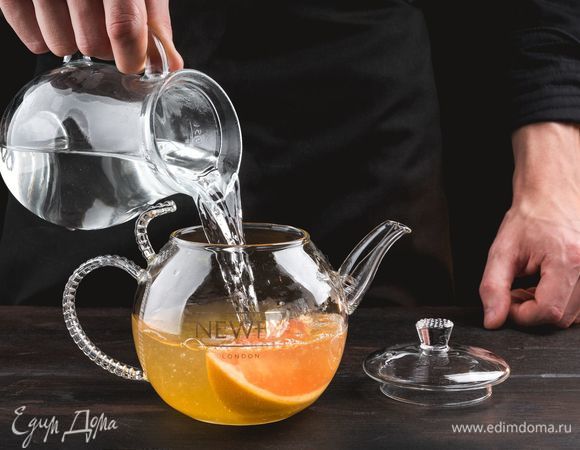 Влейте остальной кипяток.