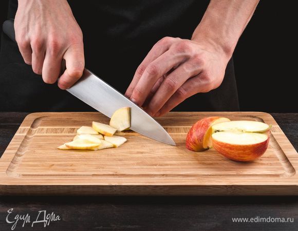 Промойте и обсушите яблоко, возьмите четвертую часть, нарежьте тонкими дольками.<br />
 