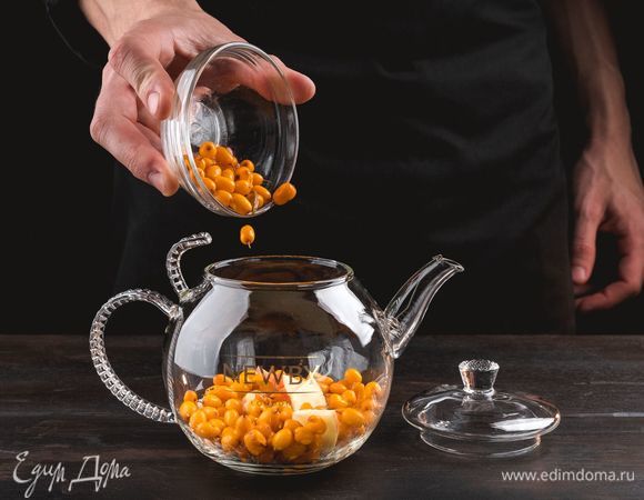 Подготовьте свежую или замороженную облепиху. На дно заварника положите облепиху и яблочные дольки.<br />
 