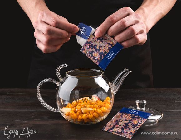 Поместите в заварник 2 пакетика чая Newby «Ассам».