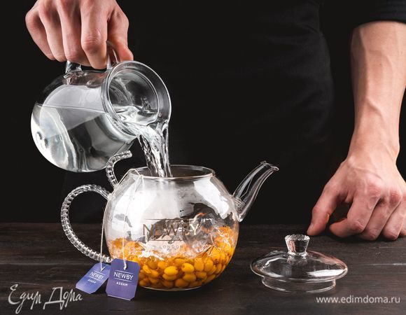 Очищенную воду вскипятите и залейте ее в заварник. Оставьте настояться на 5 минут.