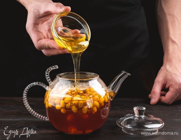 Достаньте из заварника чайные пакетики. Добавьте в напиток мед и размешайте. 