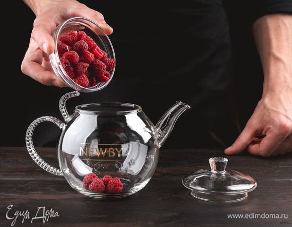 Для этого чая можно использовать свежую, замороженную и сушеную малину. Подготовьте ягоду и выложите ее на дно заварника.<br />
 