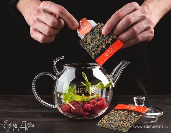 Поместите 2 пакетика чая Newby «Цейлон».<br />
 