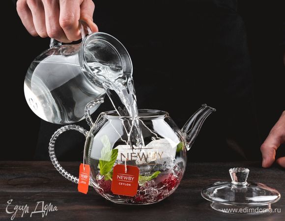 Вскипятите очищенную воду и залейте кипяток в заварник. Оставьте настояться на 5 минут.<br />
 