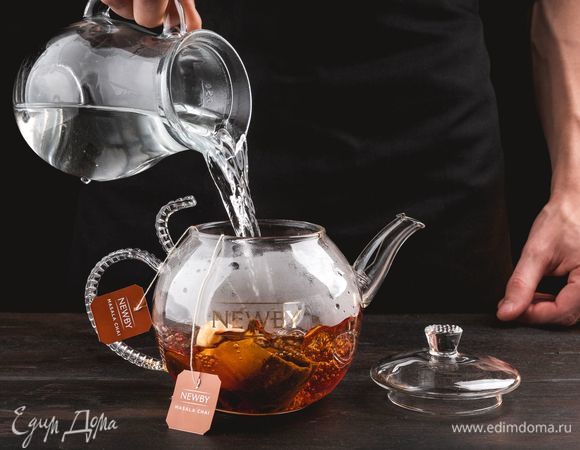 Вскипятите очищенную воду и залейте кипяток в заварник. Оставьте на 5–7 минут, чтобы чай заварился.<br />
 