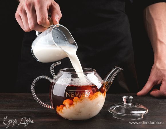 Достаньте из заварника чайные пакетики. Добавьте молоко по вкусу.