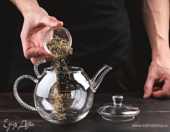 В заварник засыпьте сушенный кипрей.