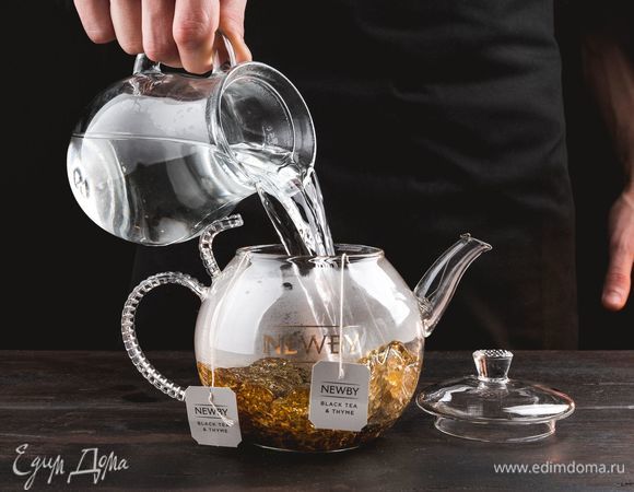 Вскипятите очищенную воду. Залейте все кипятком и оставьте настояться на 10 минут.<br />
 