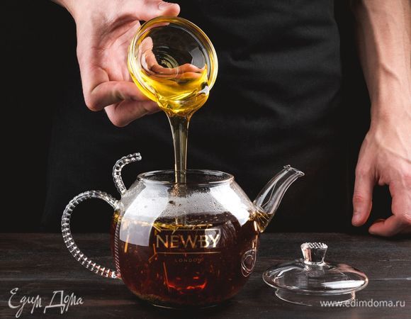 В готовый напиток добавьте жидкий мед, украсьте веточкой чабреца и подавайте к столу.<br />
 