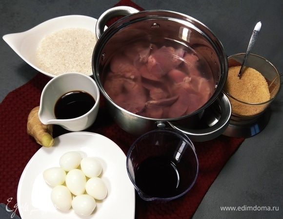 Куриную печень промываем, режем на куски среднего размера. Замачиваем в холодной воде на 20 минут. Затем ставим на огонь и доводим до кипения, снимая пену. Параллельно чистим корень имбиря и нарезаем тонкими ломтиками.