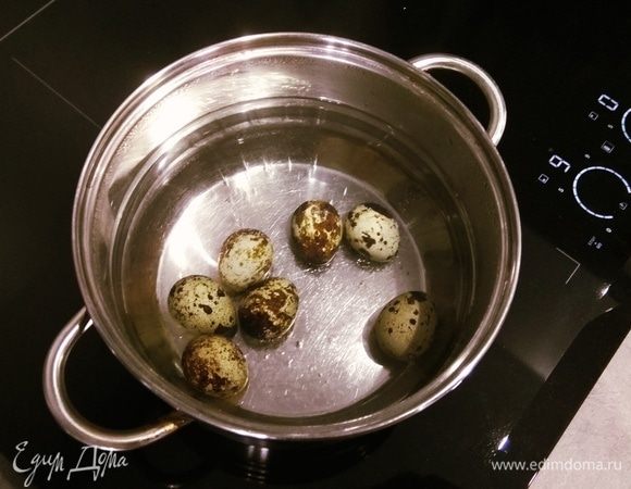 Отвариваем и чистим перепелиные яйца.