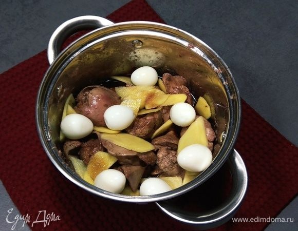 Сливаем воду из кастрюли с печенью. Добавляем туда имбирь, вино, соевый соус и сахар, укладываем перепелиные яйца.