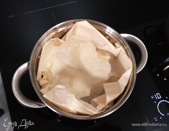 Ставим кастрюлю на огонь, накрываем сверху пергаментной бумагой и крышкой. Доводим до кипения, уменьшаем огонь до минимума и тушим примерно 20 минут. Параллельно отвариваем рис.