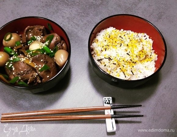 Готовое блюдо украшаем зеленым луком и семенами кунжута. Рис можно заправить маринадом из кастрюли. Приятного аппетита!