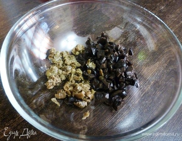 Пока рыба запекается, мелко нарезать маслины и каперсы.