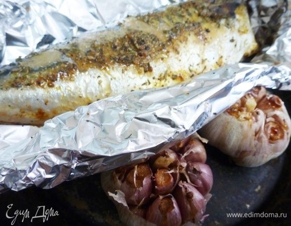 Скумбрия и чеснок запеклись. Охладить.