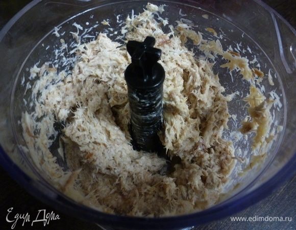 Измельчить в блендере рыбу и чеснок до состояния паштета.