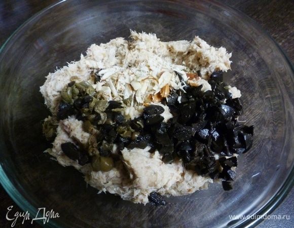 Добавить нарезанные маслины, каперсы и миндаль.