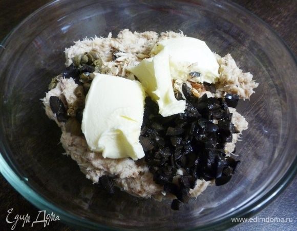 Сливочное масло заранее достать из холодильника, чтобы размягчилось. Положить его в паштет.