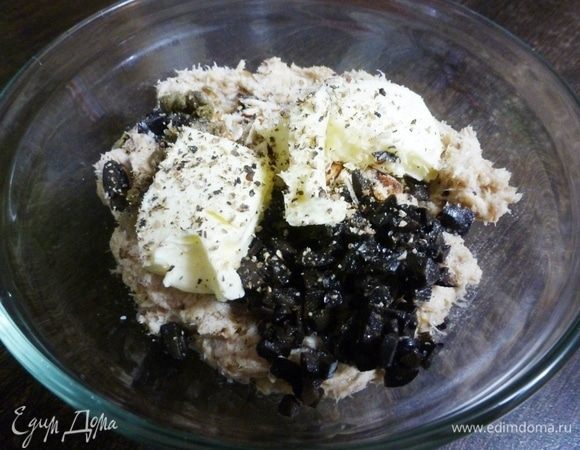 Посолить и поперчить по вкусу, влить лимонный сок или яблочный уксус.