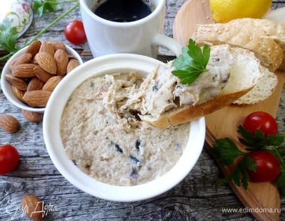 Охладить паштет из скумбрии с чесноком в холодильнике. Подавать со свежим хлебом, тостами, чипсами или крекерами. Приятного аппетита!