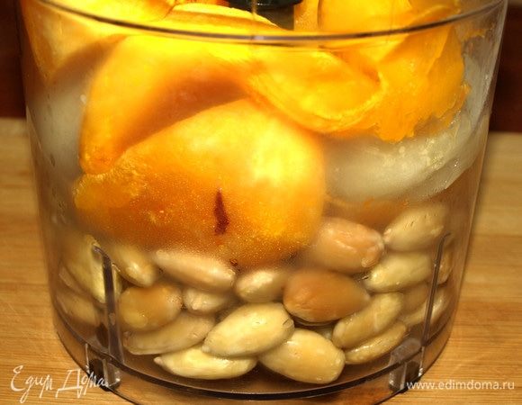 Все продукты складываем в чашу блендера. Добавляем лимонный сок, соль, перец, растительное масло.