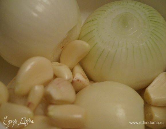 Очистите лук и чеснок.