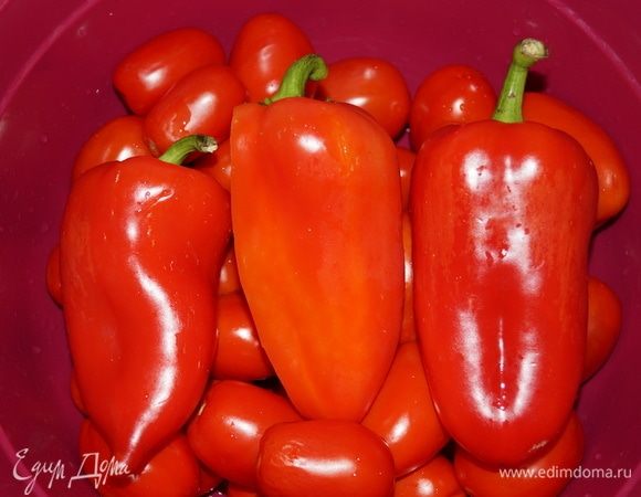 Помойте помидоры и перцы.