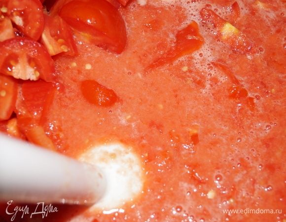 Помидоры и перцы нарежьте ломтиками, удаляя при этом плодоножки, и поместите в емкость для варки салата. Семена у перцев не вычищайте. Добавьте к помидорам чеснок и измельчите все до однородной массы в блендере или мясорубке.