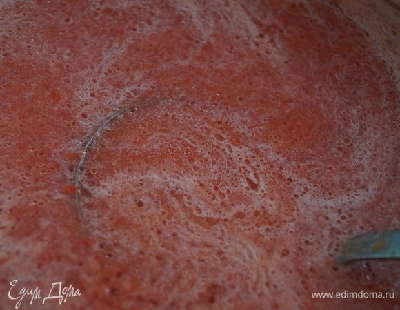 Добавьте в заливку сахар, соль, масло и воду. Перемешайте все и поставьте на средний огонь.