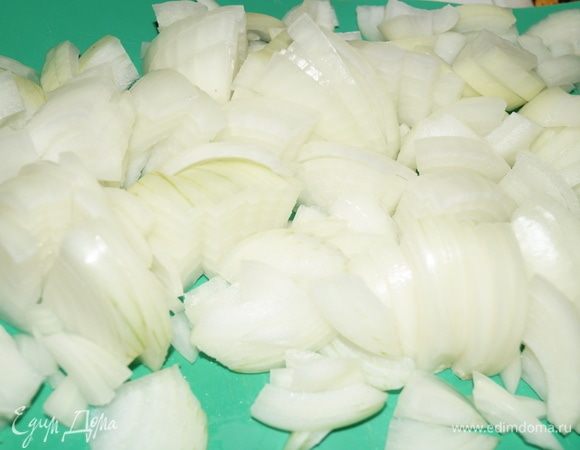 Нарежьте лук средними полукольцами.
