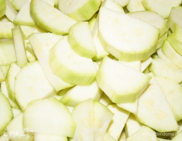 Кабачки вымойте, очистите от кожуры при необходимости, нарежьте кольцами или полукольцами толщиной 5 мм.