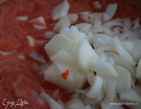 Когда заливка закипит, добавьте в нее лук.