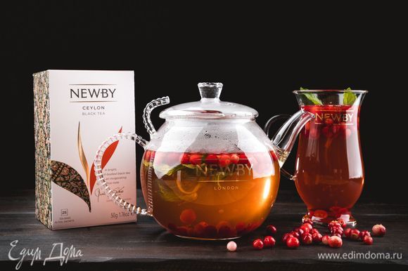 Разлейте чай по чашкам и наслаждайтесь приятным ягодным вкусом с мятной свежестью.