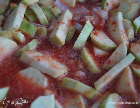 Затем выкладывайте кабачки.