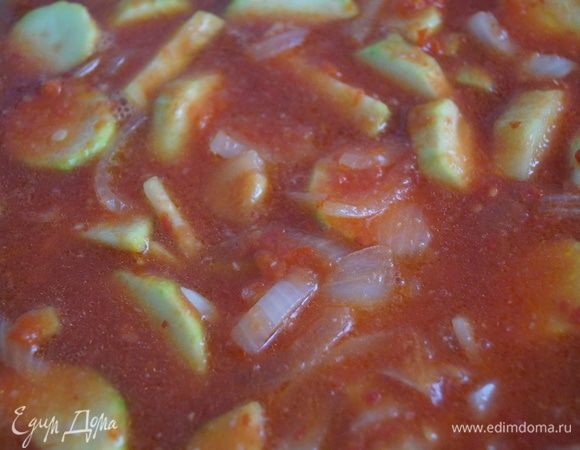 Все перемешайте и варите на среднем огне 40–50 минут, помешивая.