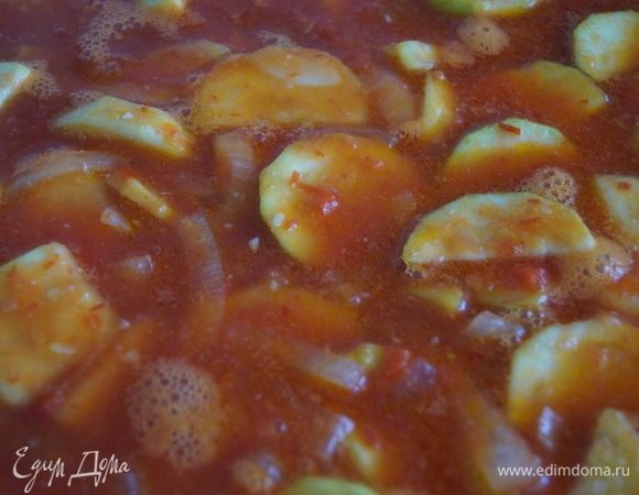 Когда лук станет прозрачным, а кабачки мягкими, добавьте уксус, перемешайте салат и убавьте огонь до минимума.