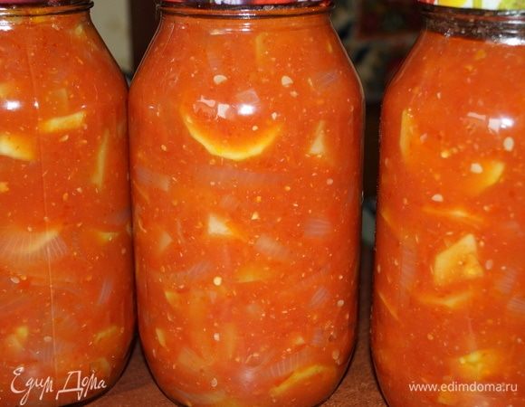 Разложите закуску по сухим стерилизованным банкам, наливая соус под самое горлышко. Закройте сухими чистыми крышками. Укройте банки теплой ветошью, переверните вверх дном и оставьте до полного остывания.<br />
У нас получилось 5 литров салата, и на пробу осталось немного. Просто и вкусно!