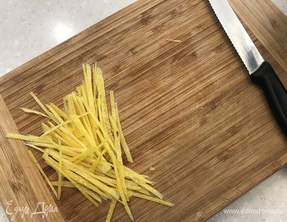 Цедру лимона срезаем длинными полосками.